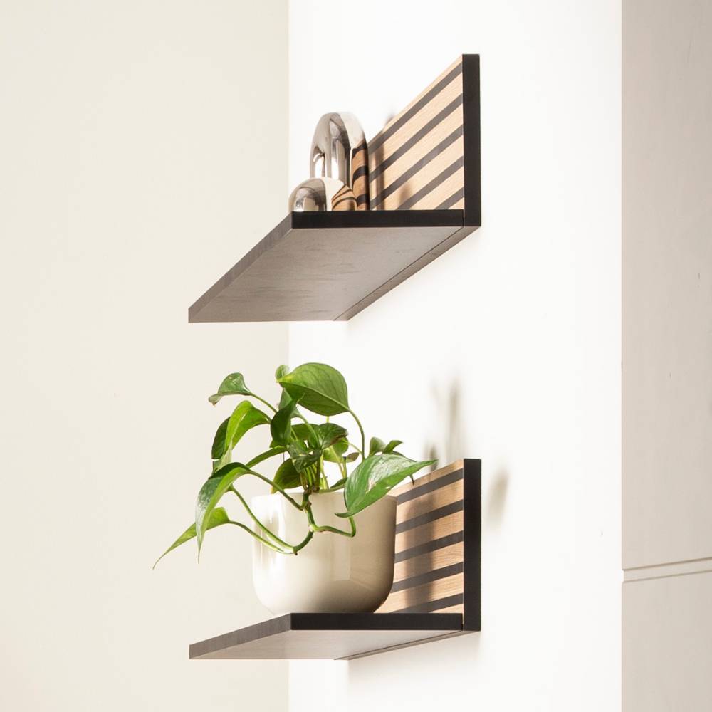 Zwei Wandregale in Mattschwarz und Holzoptik als 2er Set in einer Ecke montiert – Morena
