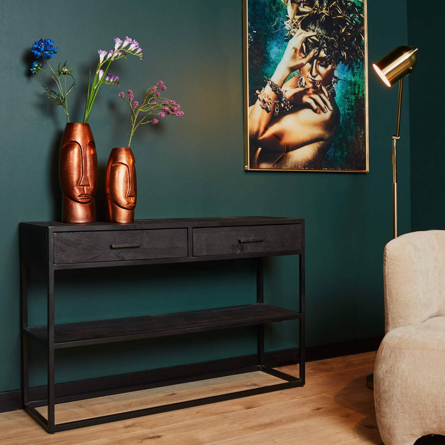 Loft Sideboard aus Massivholz im Eingangsbereich mit Deko Vasen – Lida