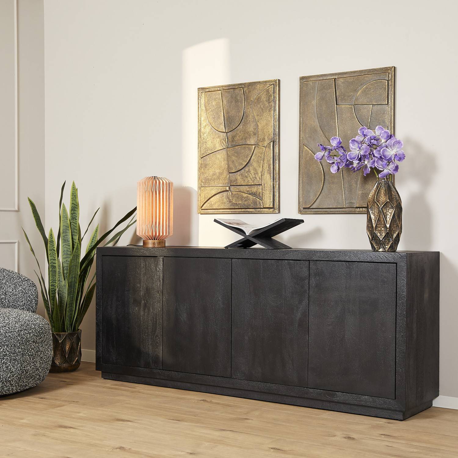 Schwarzes Sideboard aus Holz mit vier geschlossenen Türen im Wohnzimmerambiente – Trapper