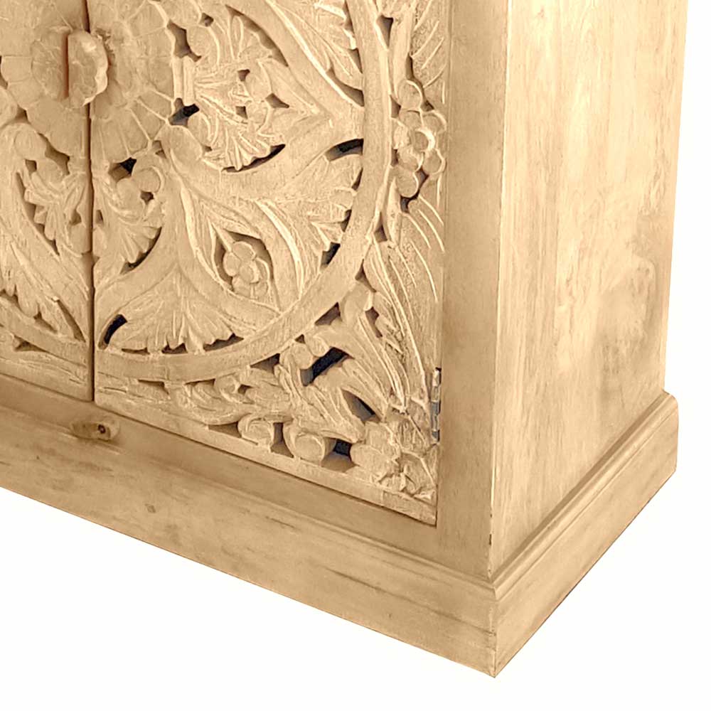 Beigefarbene Holztüren Kommode mit detailreichem floralem Schnitzornament und Sockel – Runiasa