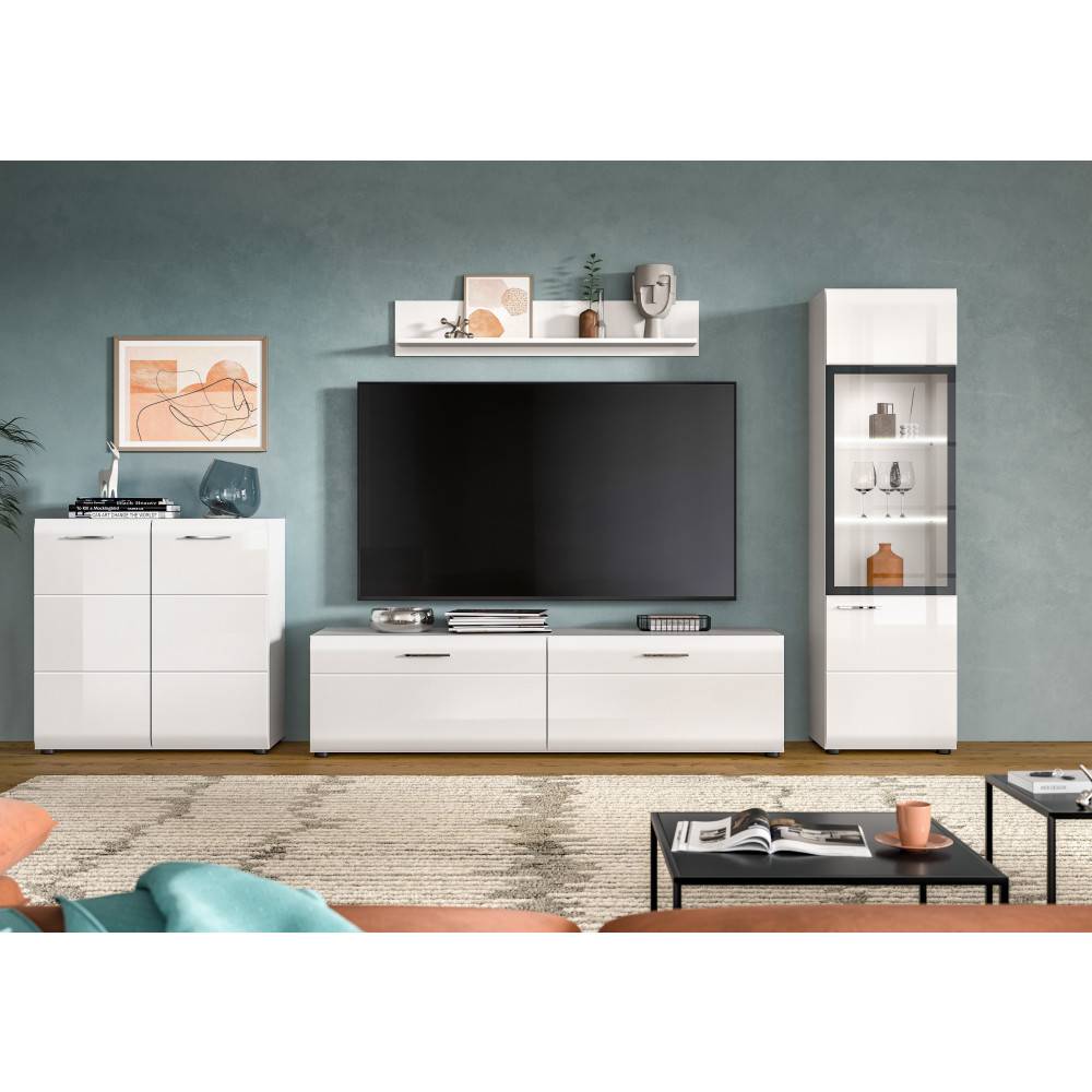 Weiße Wohnwand mit großem TV-Lowboard, hohem Vitrinenschrank und Wandregal im Wohnzimmer – Clona