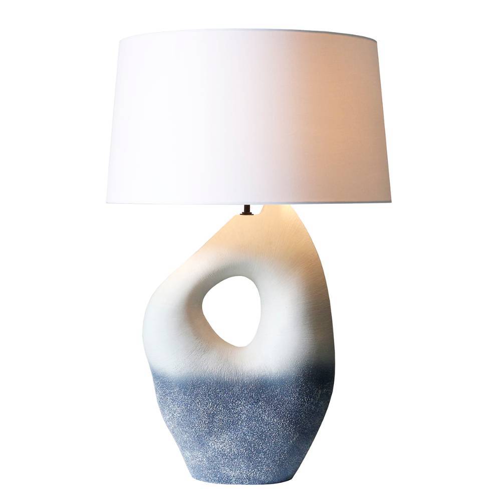 Moderne Tischlampe mit Keramikfuß leuchtet den Raum sanft aus – Didier