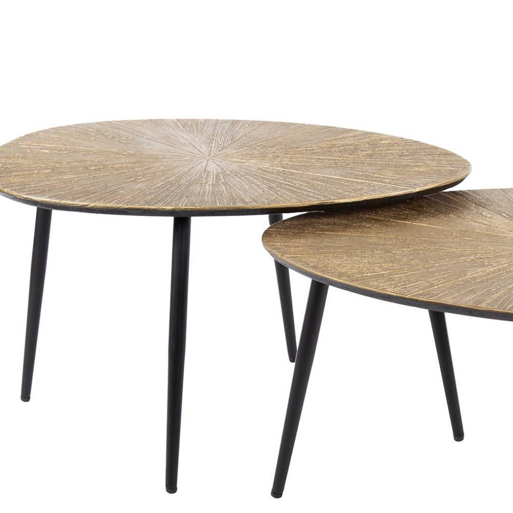 Zweiteiliger Couchtisch mit ovalen altgoldenen Platten und schwarzen Metallbeinen von der Seite – Jakahara