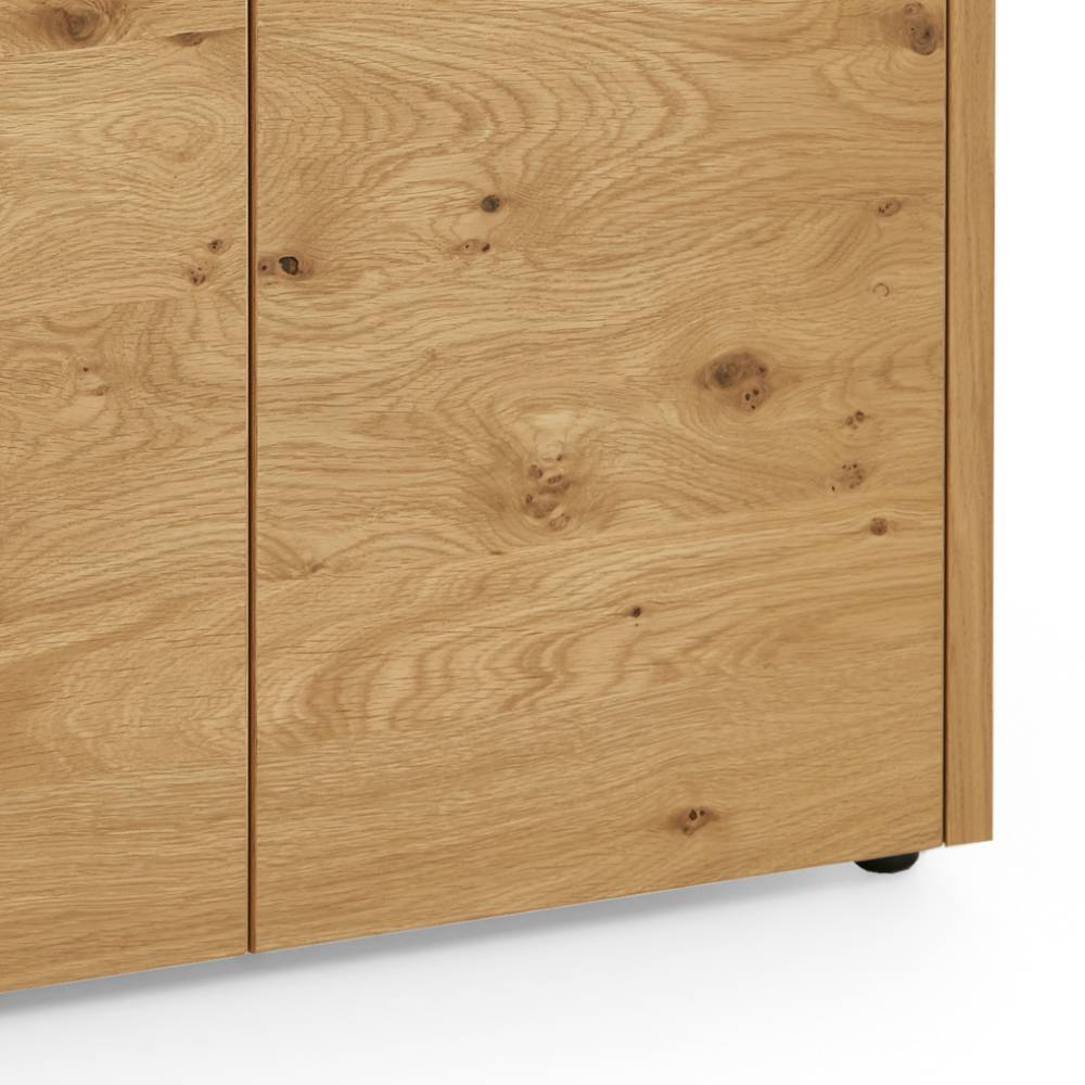 Schuhschrank in Eiche-Holzoptik mit natürlicher Maserung, zeigt die stabilen Standfüße und das Design – Lavenci