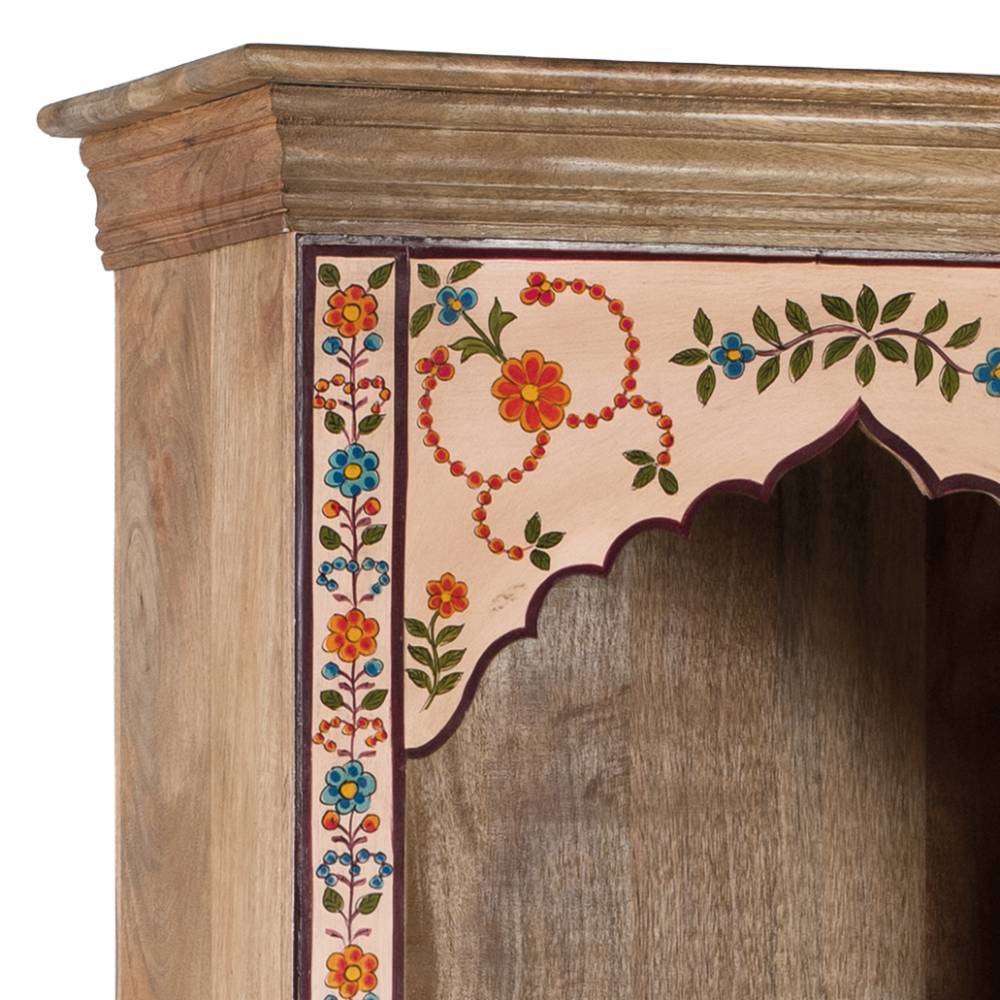 Detailansicht des oberen Bereichs vom Boho Regal mit handgemalten Blumen und Bogenform – Sorino