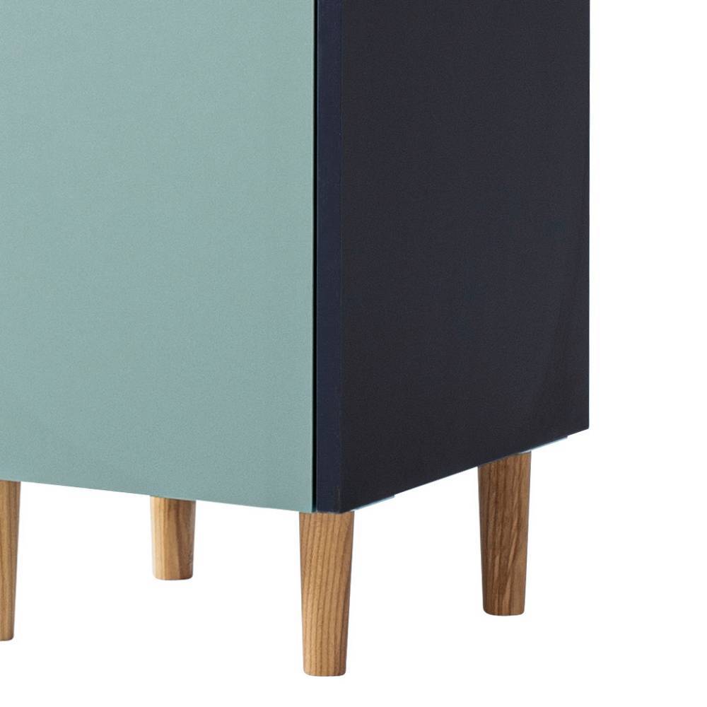 Badschrank Detail mit konischen Holzfüßen und dunkelblau-taubenblauer Farbgebung – Emily