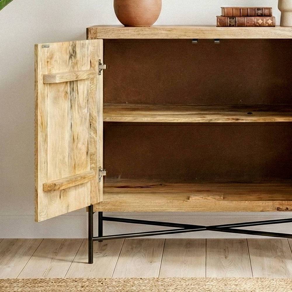 Offener Holzschrank mit zwei Fächern und schwarzem Metallfußgestell – Beato