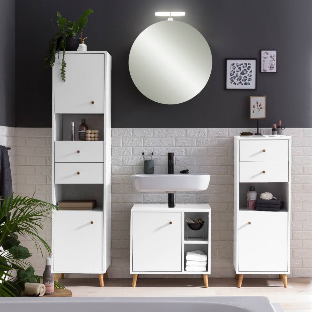 Runder Badspiegelschrank im modernen Badezimmer über dem Waschbecken – Anuta