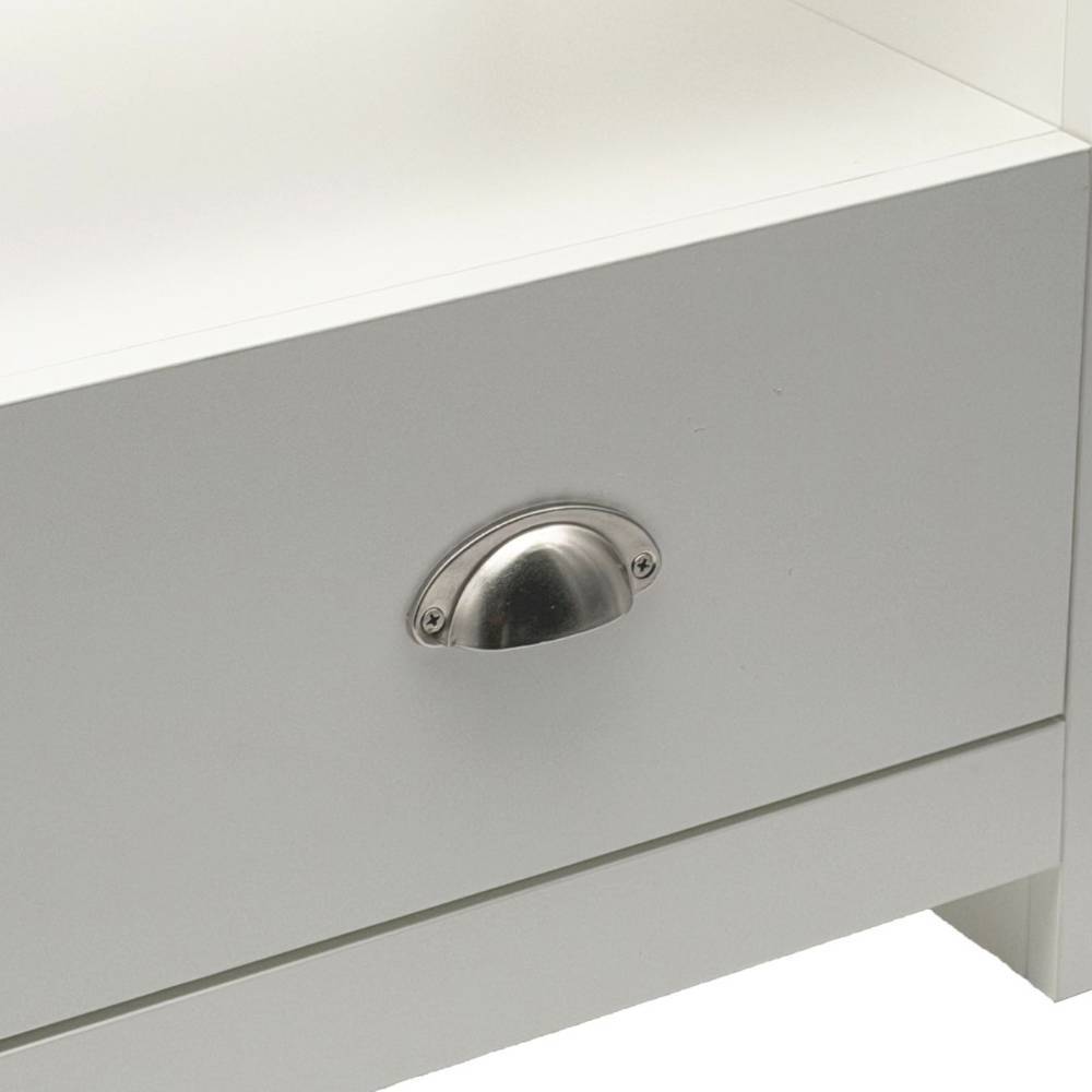 Detaillierter silberfarbener Muschelgriff an der weißen Schublade des TV Lowboards – Finnluca
