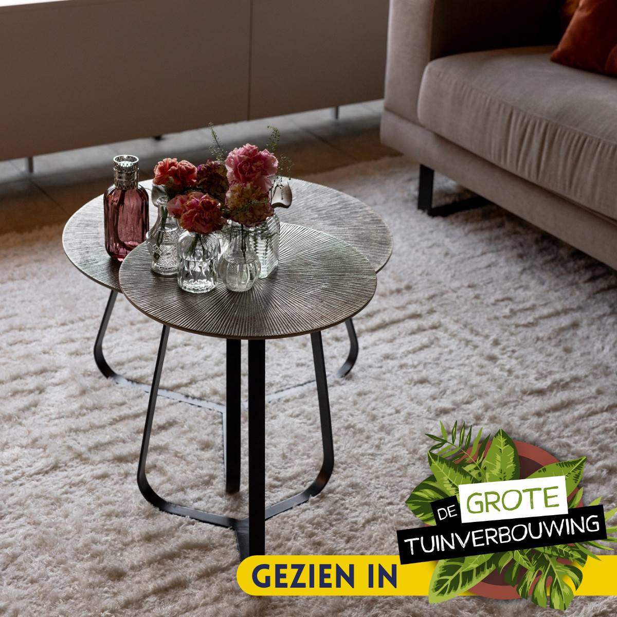 Couchtisch mit sternförmigem Muster und filigranen schwarzen Metallbeinen im Wohnbereich – Monchy