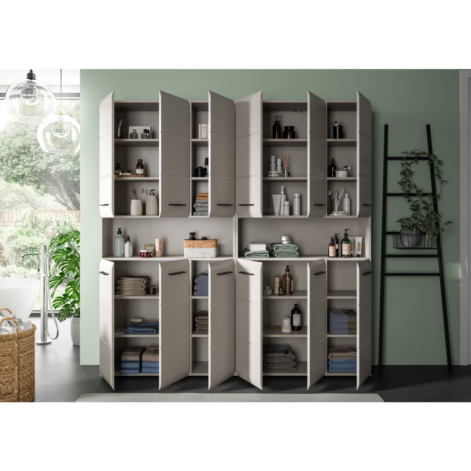 Offener Badezimmer Hochschrank in Beige mit gefüllten Regalen und Schranktüren – Donostia
