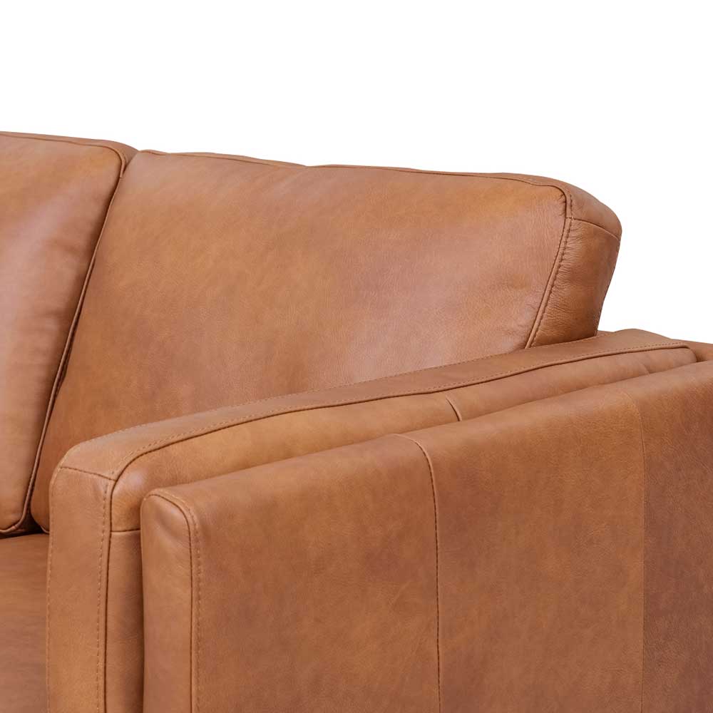 Detailansicht der Armlehne und Rückenlehne des Ledersofas – Lespavo