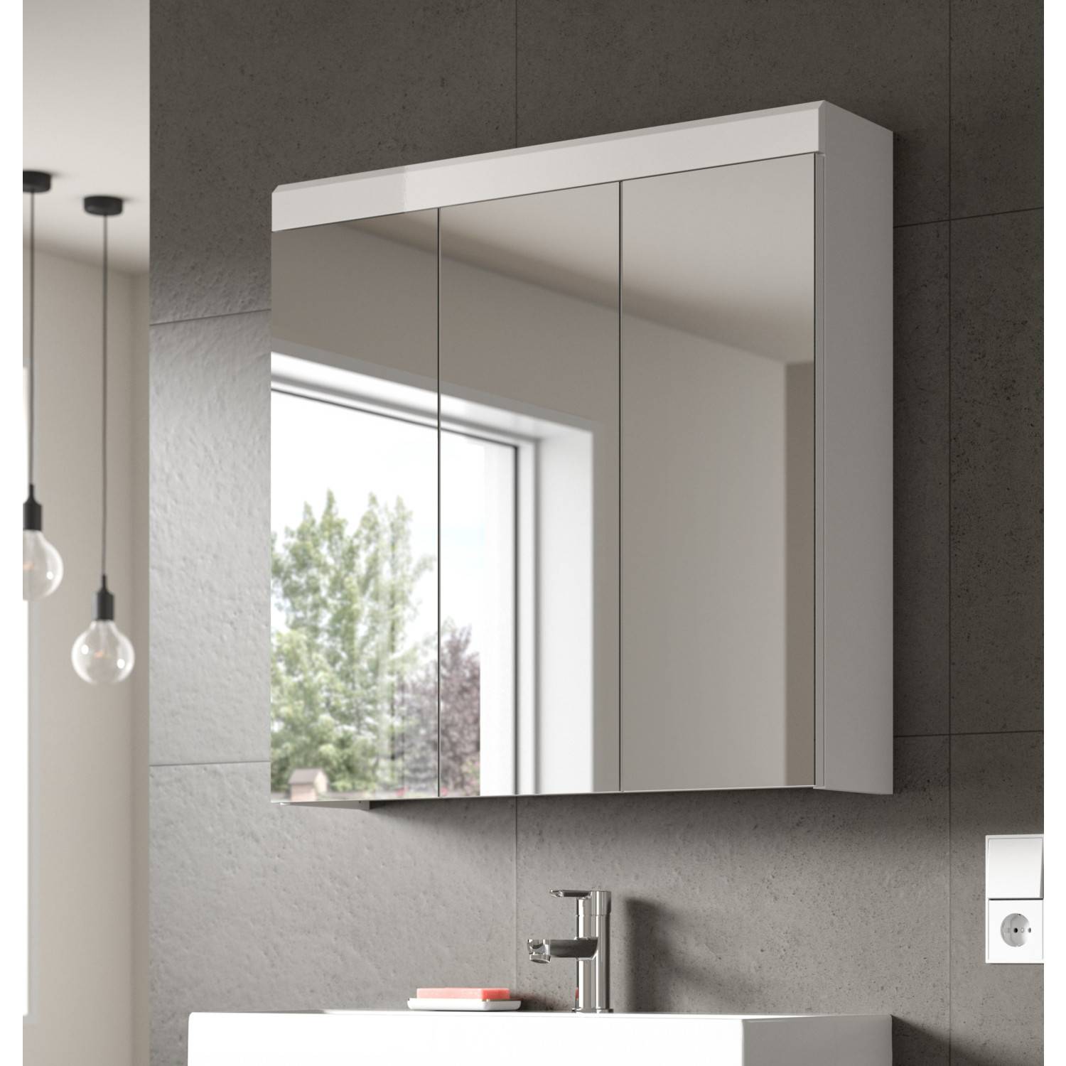 Weißer Badezimmerschrank mit drei geschlossenen Spiegeltüren und eleganter Oberfläche – Nanila