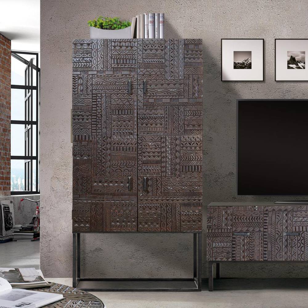 Wohnzimmerschrank mit Schnitzerei - Likening