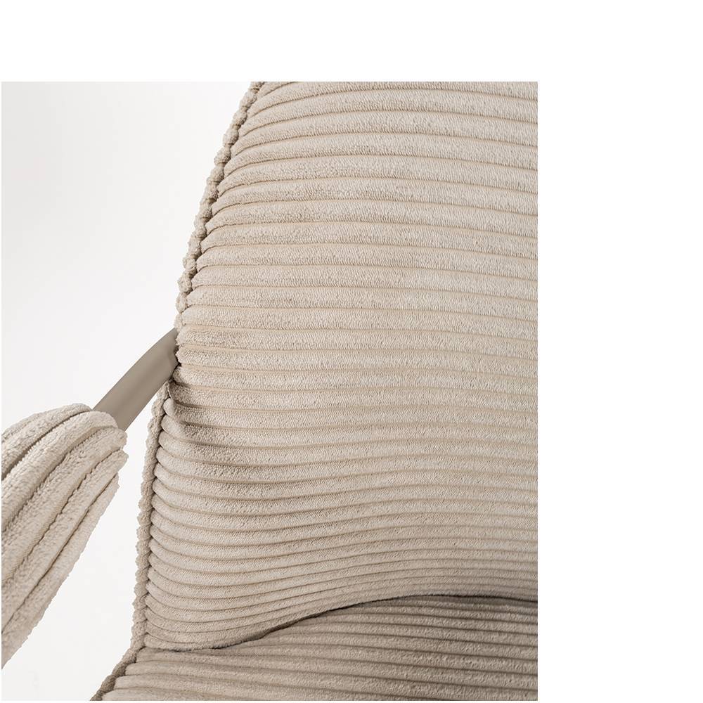 Detailaufnahme des gerippten beigen Cordstoffs am Sessel mit Metallrahmen – Palace