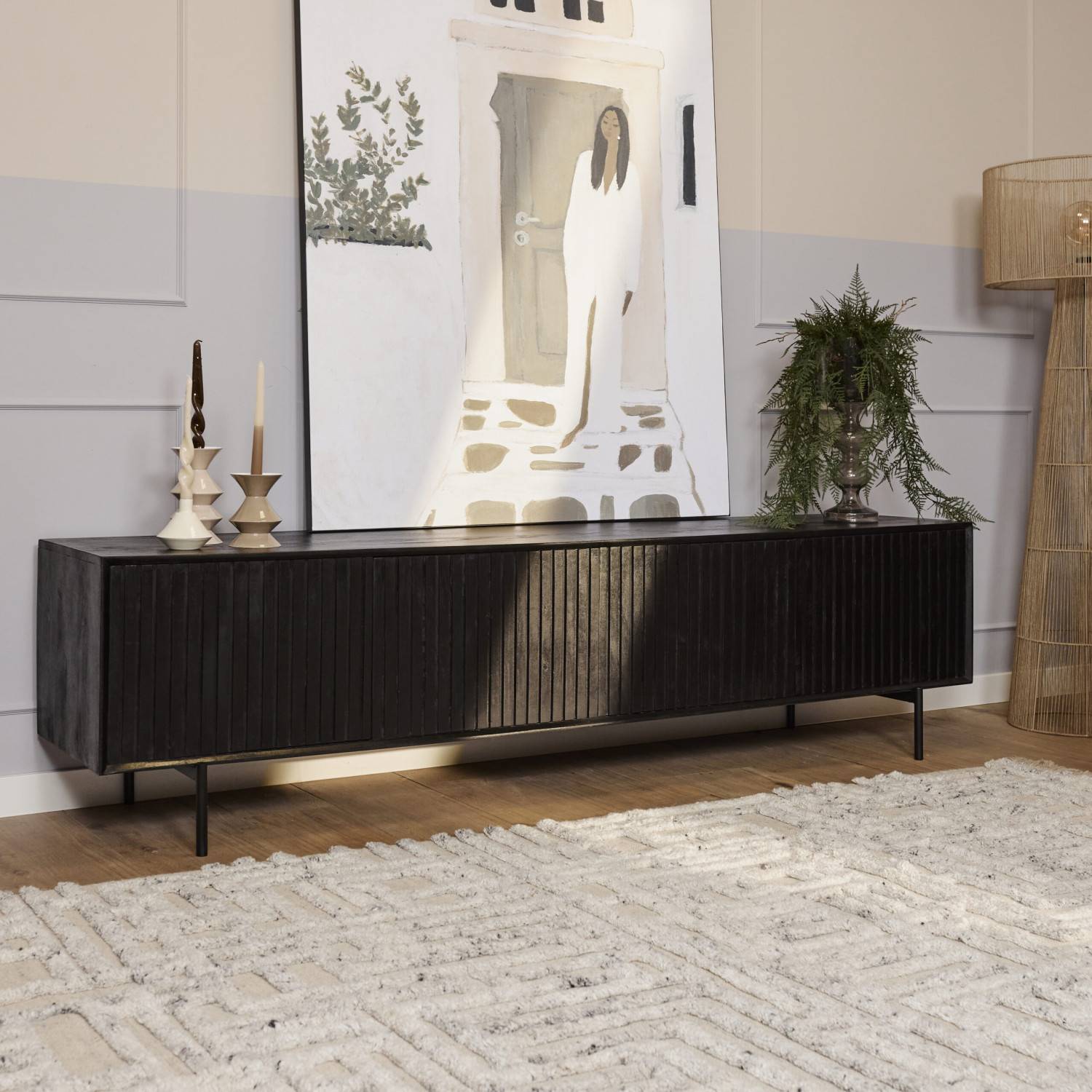 Schwarzes TV-Möbel mit vertikaler Lamellenfront in modernem Wohnzimmer – Jusitc