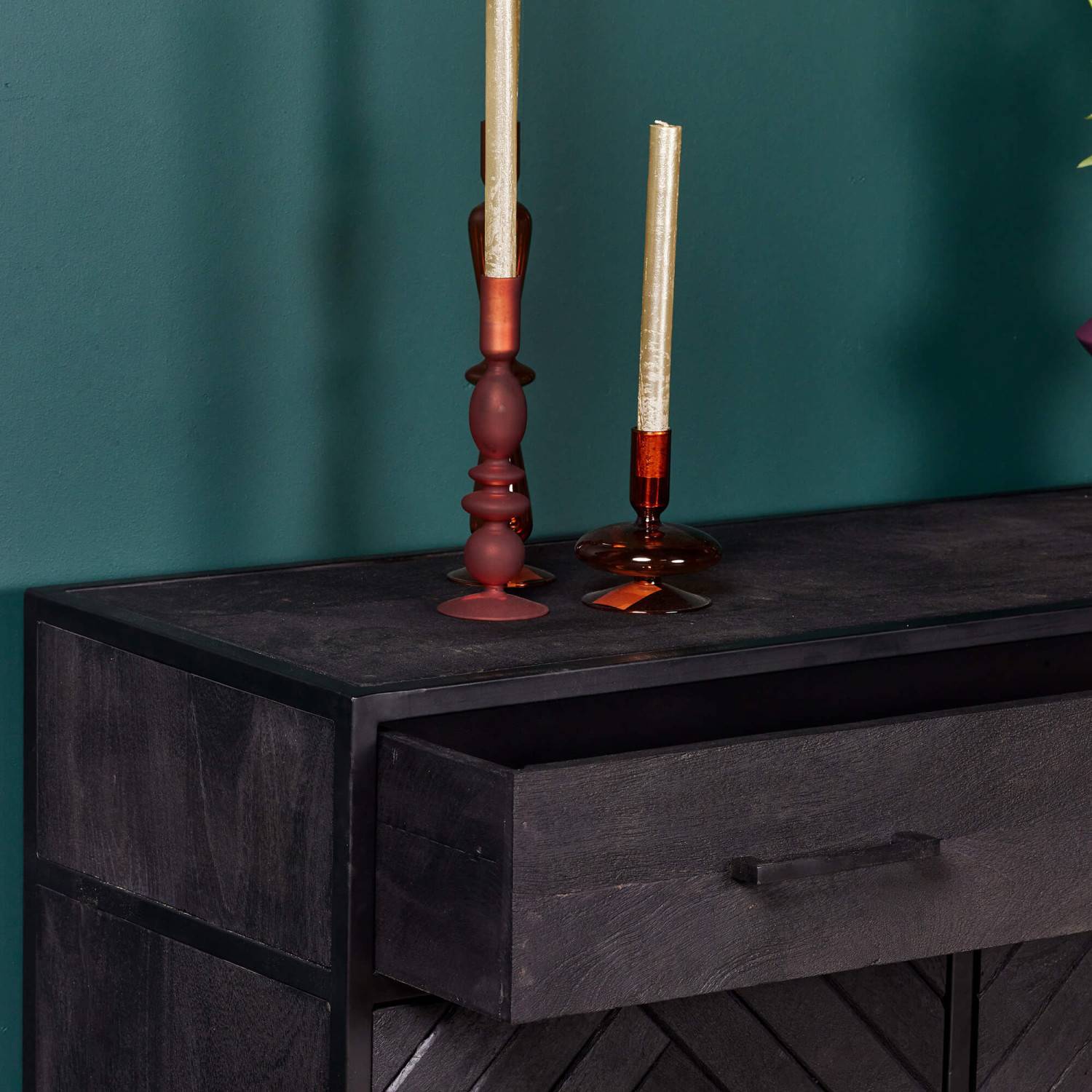 Offene Schublade der schwarzen Hochkommode aus Mangoholz mit Metallgriff – Lida
