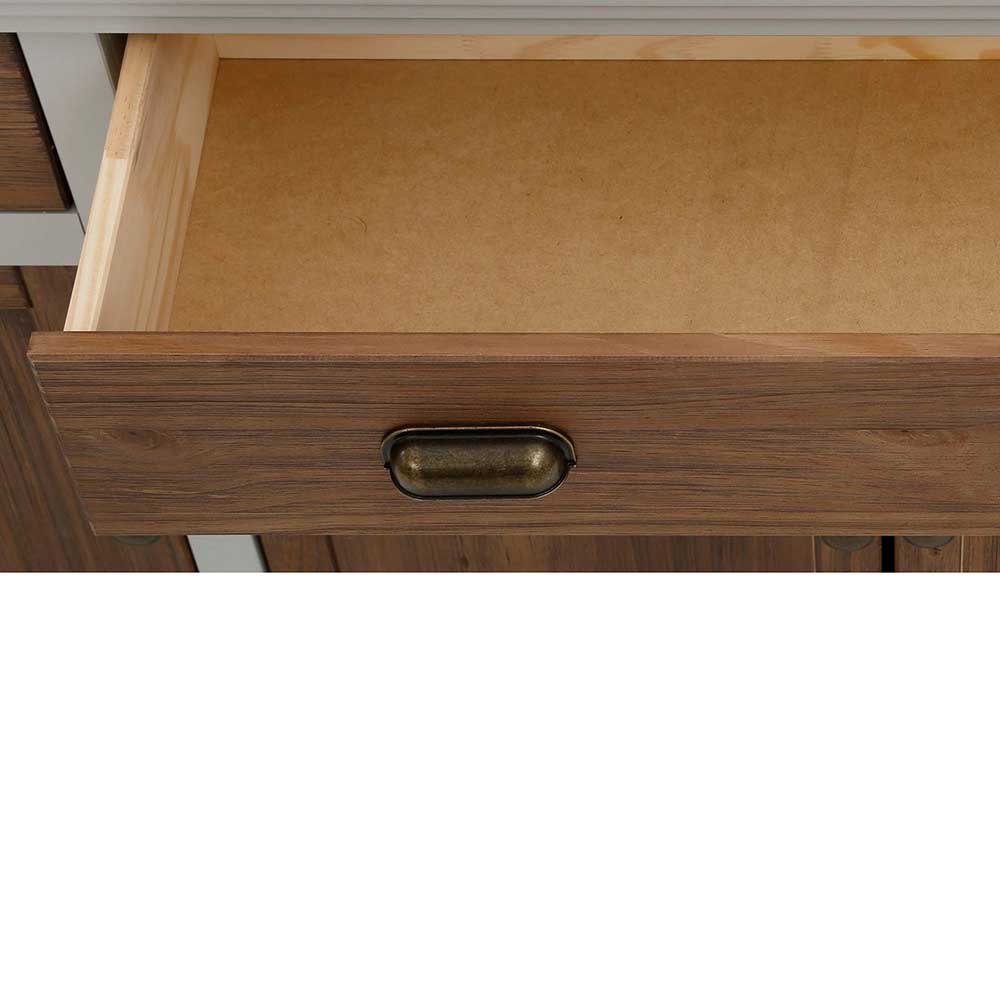 Geöffnete Schublade des Landhaus Sideboards mit stabiler Holzfront und antikem Griff – Veproma