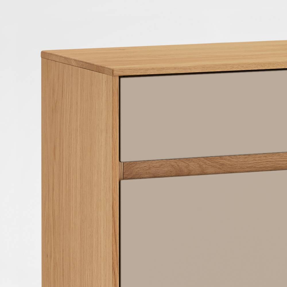 Seitenansicht der hohen Kommode mit Holzplatte und taupefarbenen Fronten – Nova