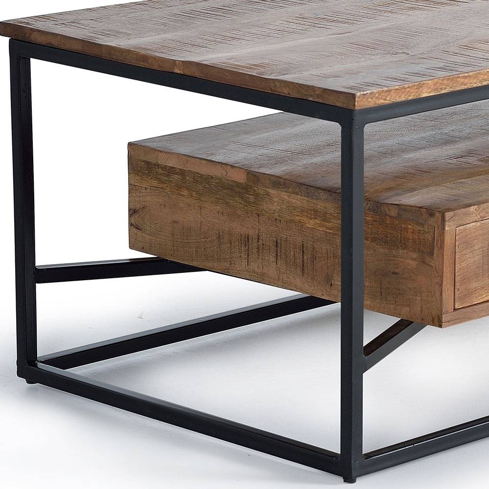 Schwarzes Metallgestell des Couchtisches und die markante Holzmaserung Detail – Olmidava