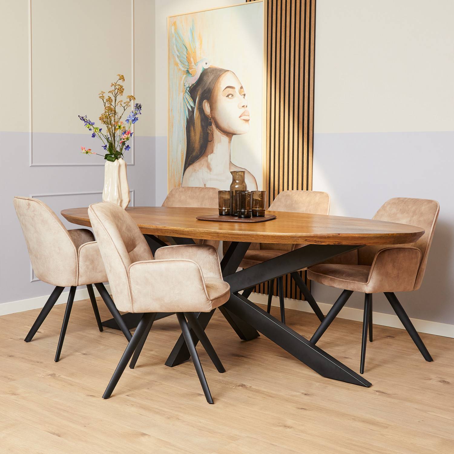 Mehrere bequeme Esszimmersessel in Beige am ovalen Holztisch für ein stilvolles Esszimmer – Adajas