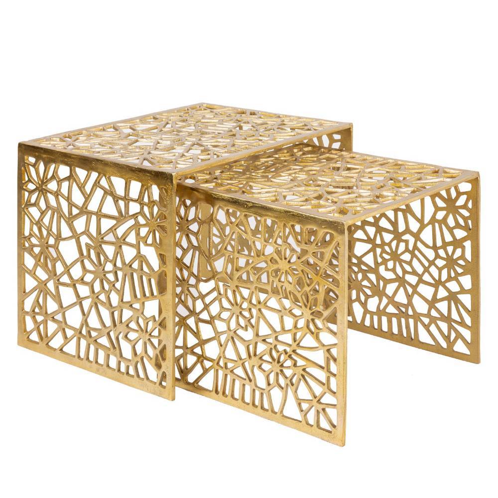 Goldener Aluminium Beistelltisch Duo mit kunstvollem, durchbrochenem Muster, freigestellt – Zentalim