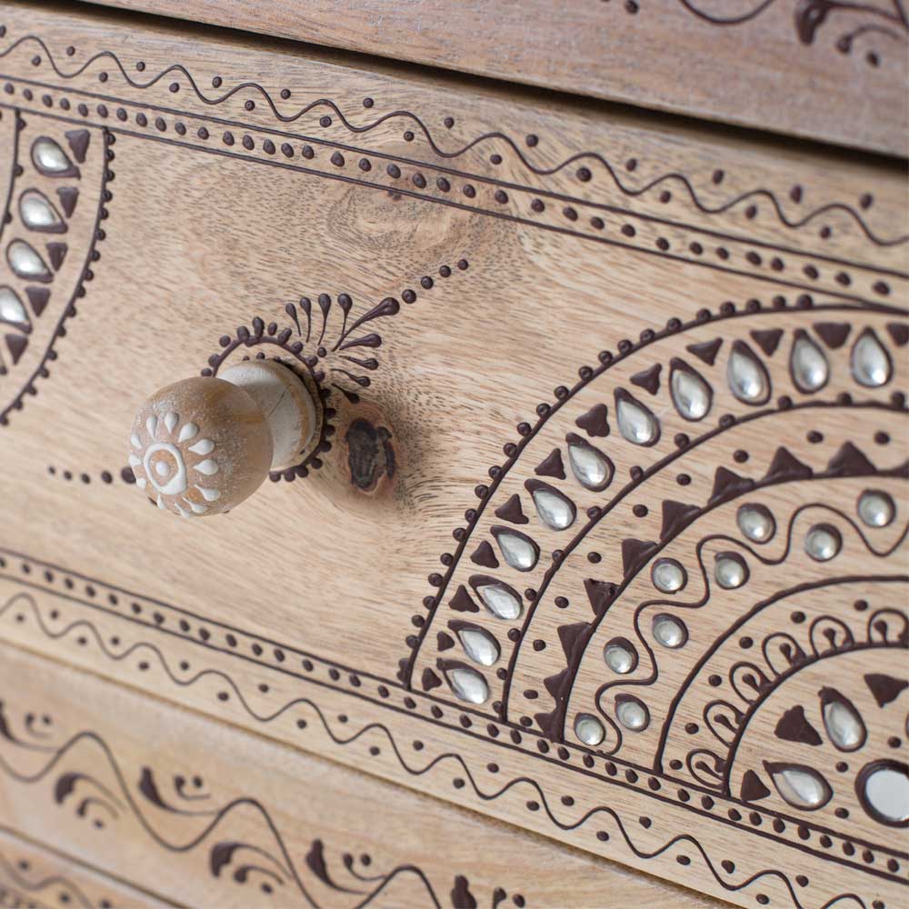 Schublade des Mangoholz Highboards mit detailreichen Schnitzereien, Spiegeln und runden Knauf – Magie
