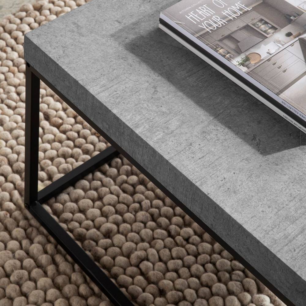 Graue Betonoptik Tischplatte des quadratischen Couchtisches auf beigem Teppich liegend – Libonato