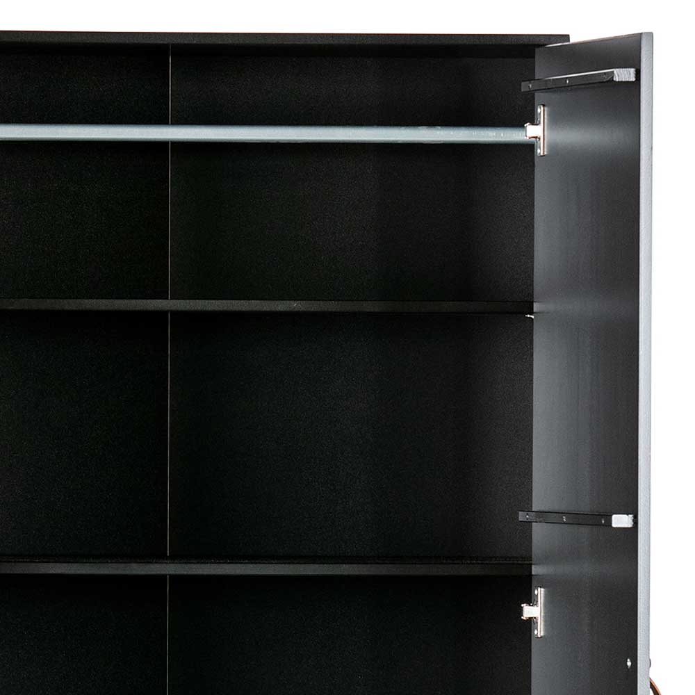 Innerer Bereich des schwarzen Kleiderschranks mit Kleiderstange und Einlegeböden – Ilvessino
