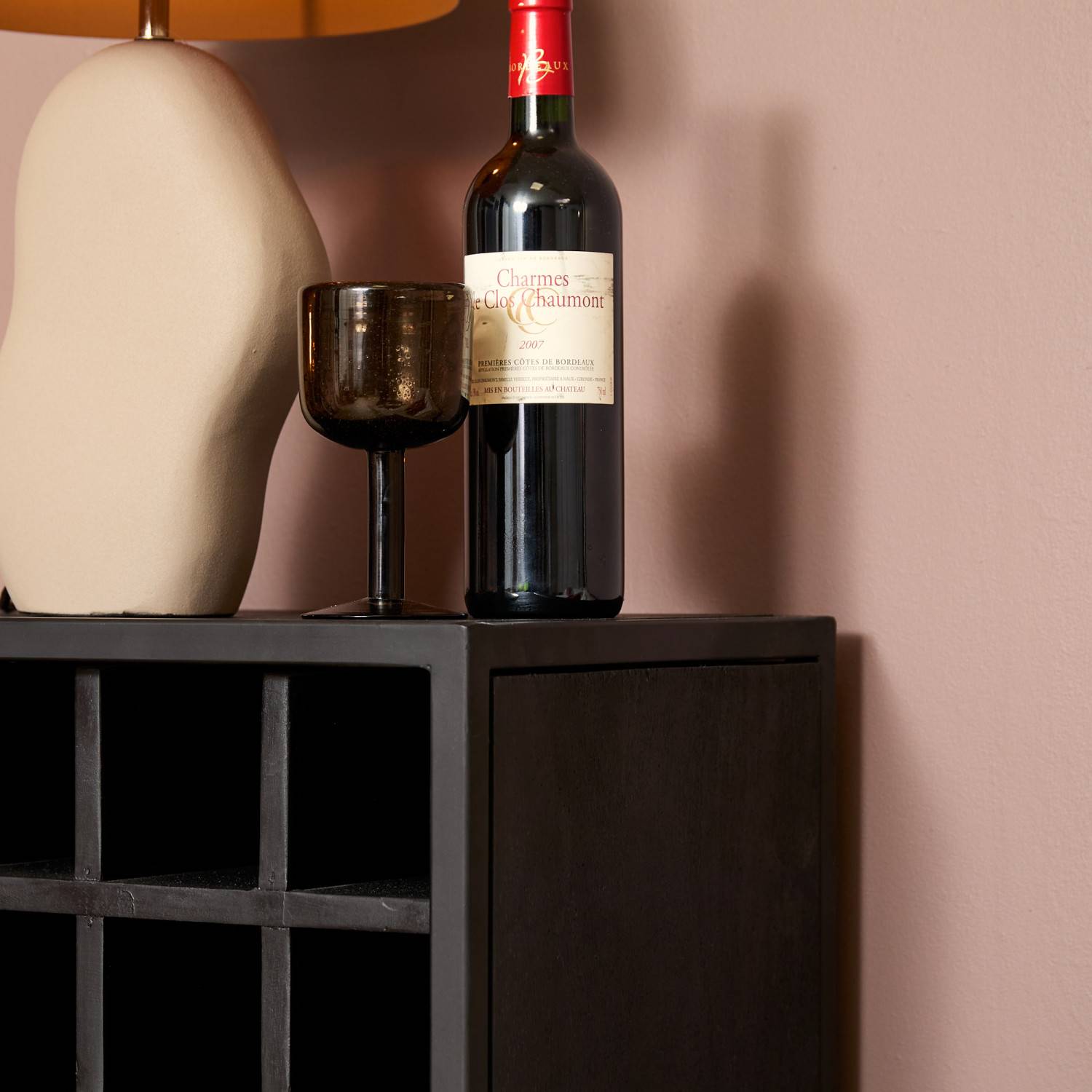 Oberseite des dunklen Weinregals aus Holz mit Wein und Glas – Lida