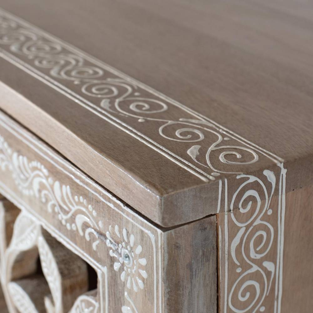 Obere Ecke des Highboards mit feinen Schnitzereien und dekorativen Mustern in Wei 00df 002 002 Nowy