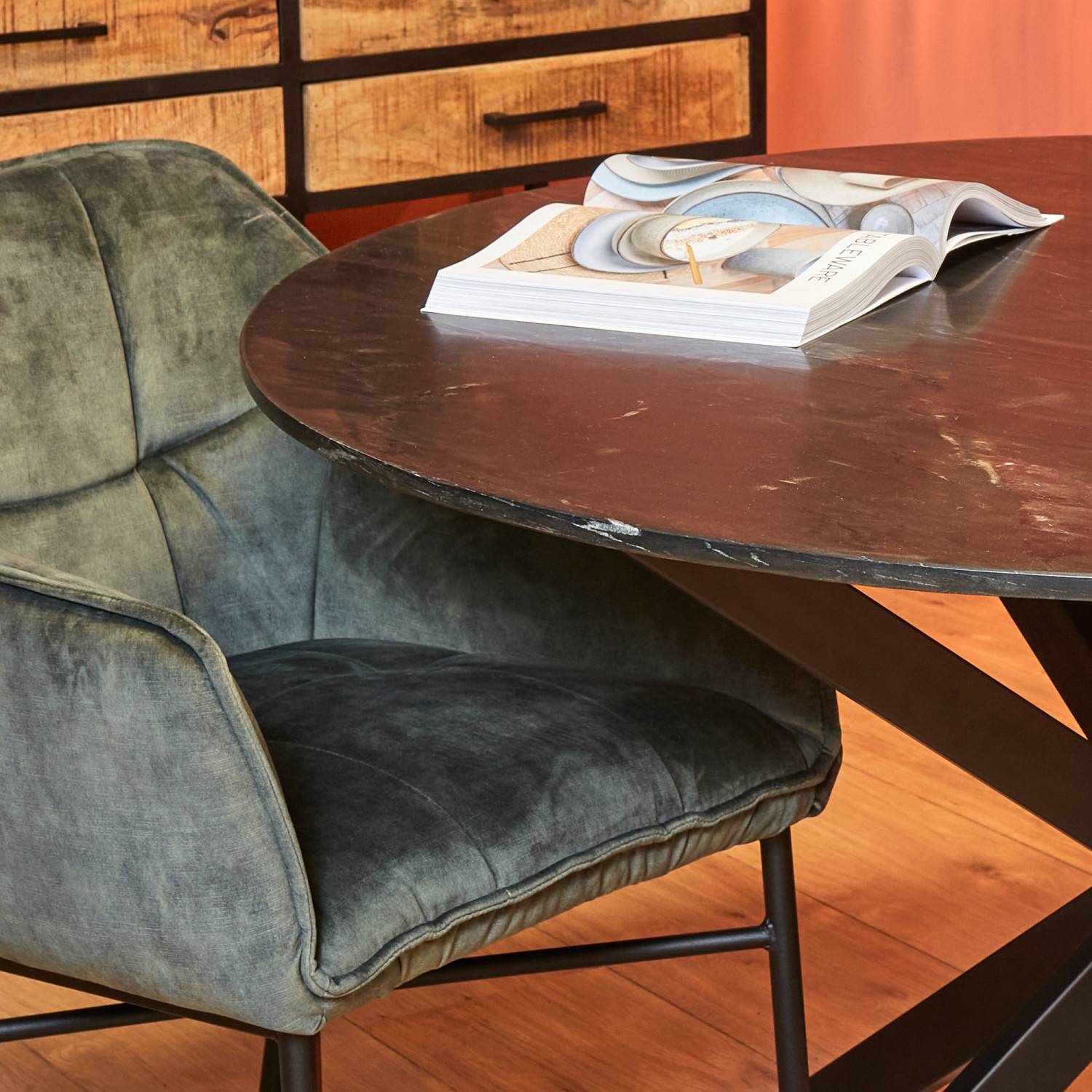 Runder Designtisch mit dunkler Tischplatte und schwarzem Spider-Gestell für das Esszimmer – Levitana