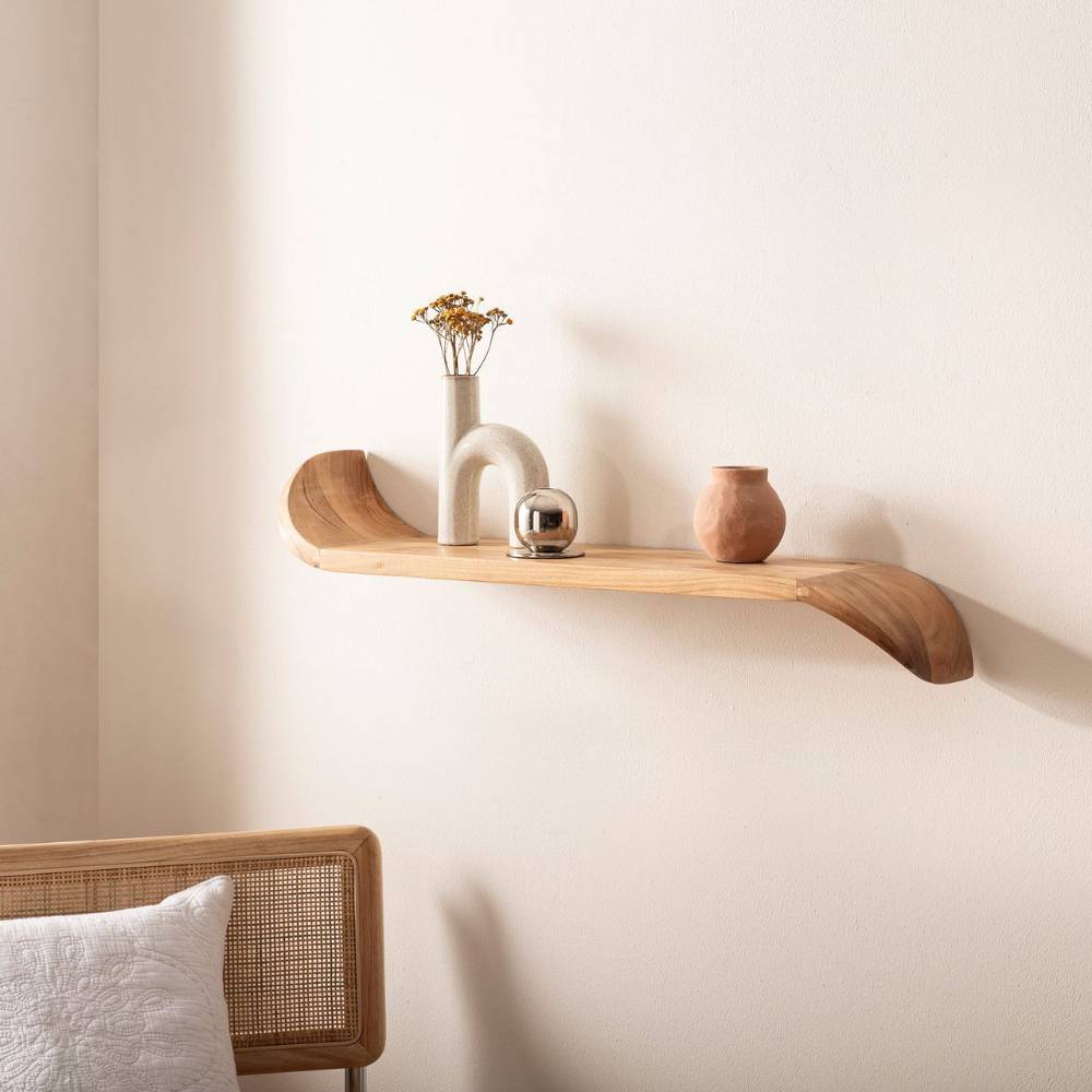 Mangoholz Wandboard im Skandi Design an der Wand montiert als stilvolle Ablage – Totroma