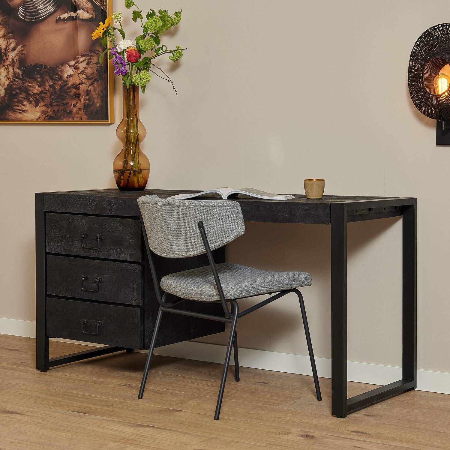 Schwarzer Designtisch mit drei Schubladen und Kufengestell in modernem Ambiente – Lamisca