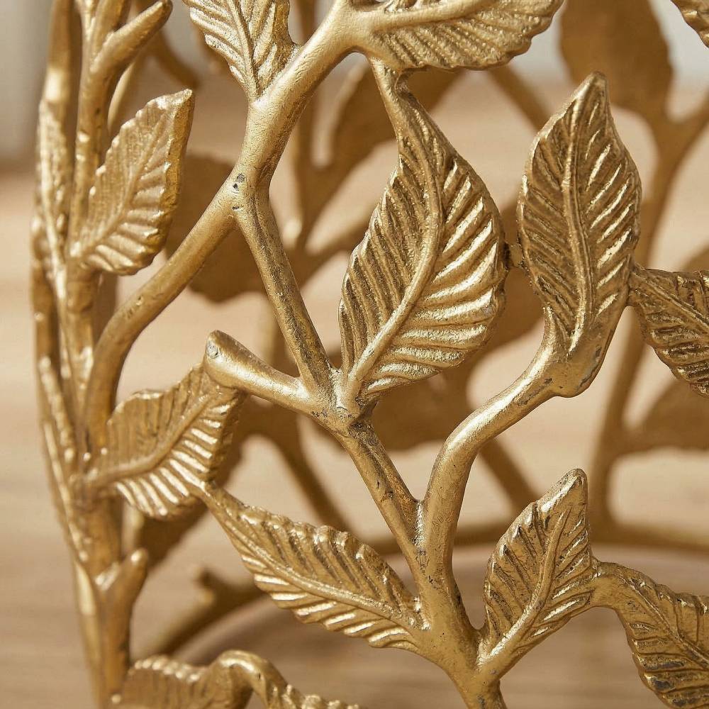 Goldener Beistelltisch mit kunstvollem Blattmuster aus Metall – Diaria