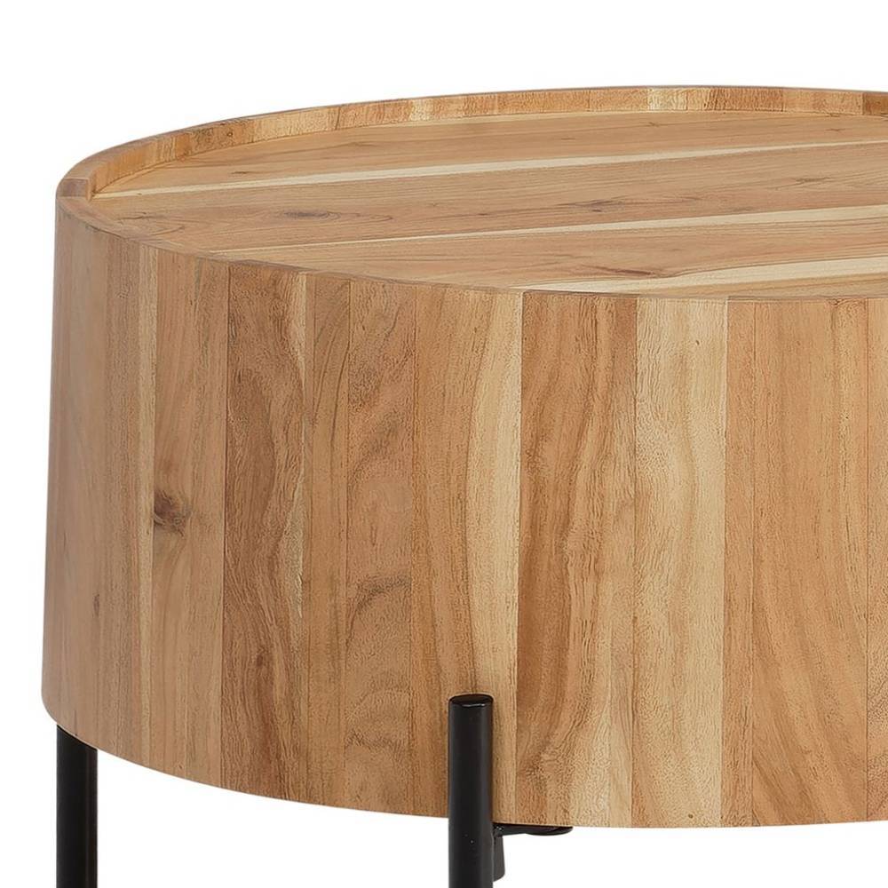 Runde Tischplatte des Couchtisches aus Akazie Massivholz mit deutlicher Holzmaserung – Haruki