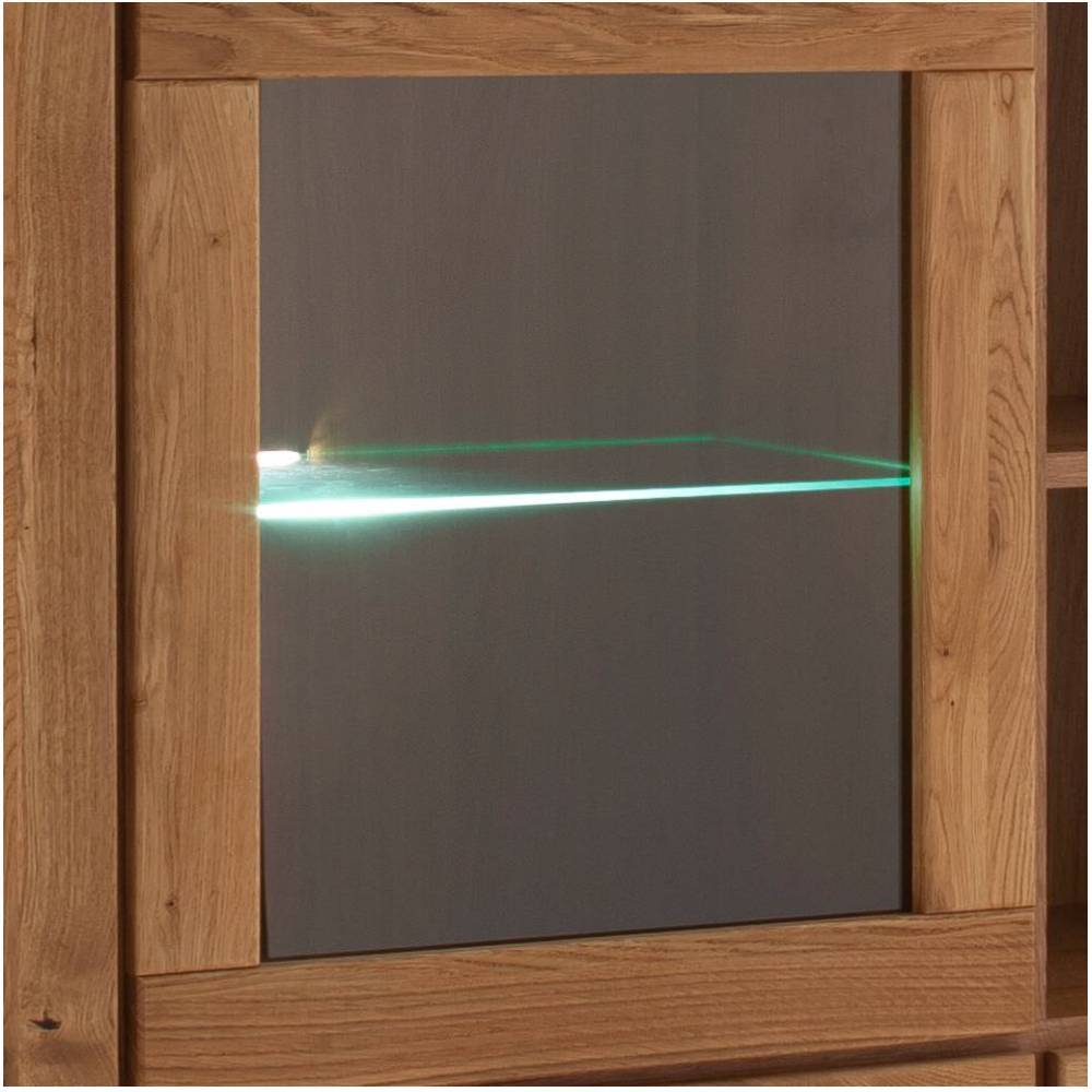 Vitrine aus Wildeiche mit klarer Glasfront und effektvoller LED-Beleuchtung im Detail – Scarlett