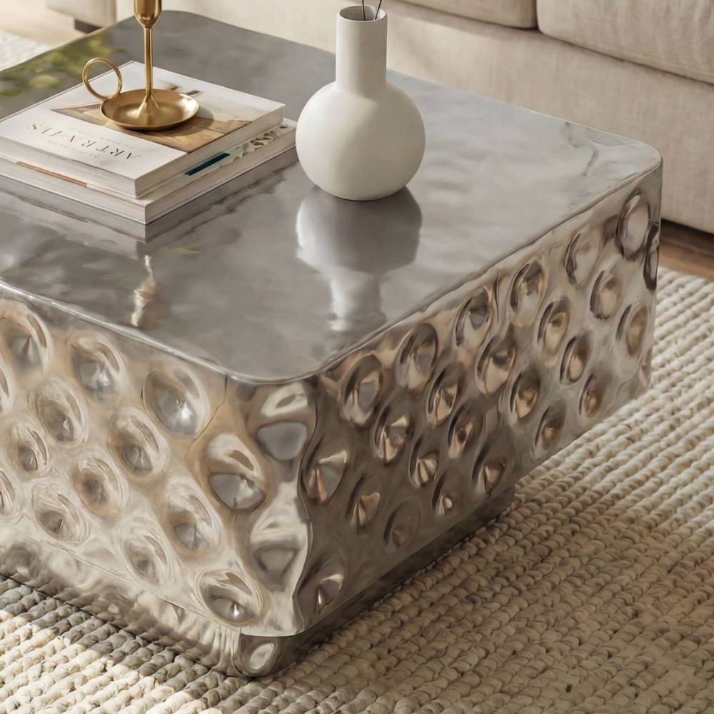 Gehämmert silberner Design-Couchtisch aus Aluminium im Wohnzimmer – Ranica