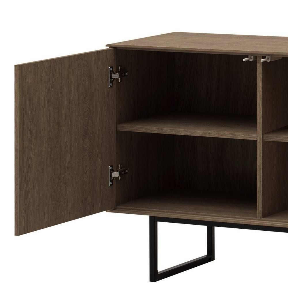 Offene Tür eines Sideboards in Holzoptik mit zwei Innenfächern und schwarzem Metallgestell – Julado