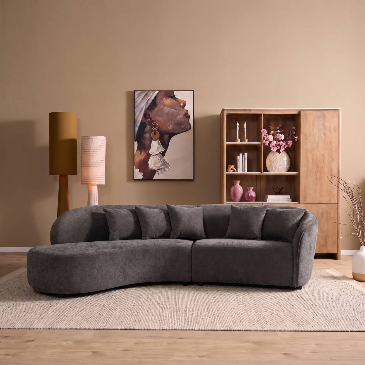 Elegantes kurviges Sofa in Taupe mit breiter Sitzfläche für stilvolle Wohnräume – Ashela