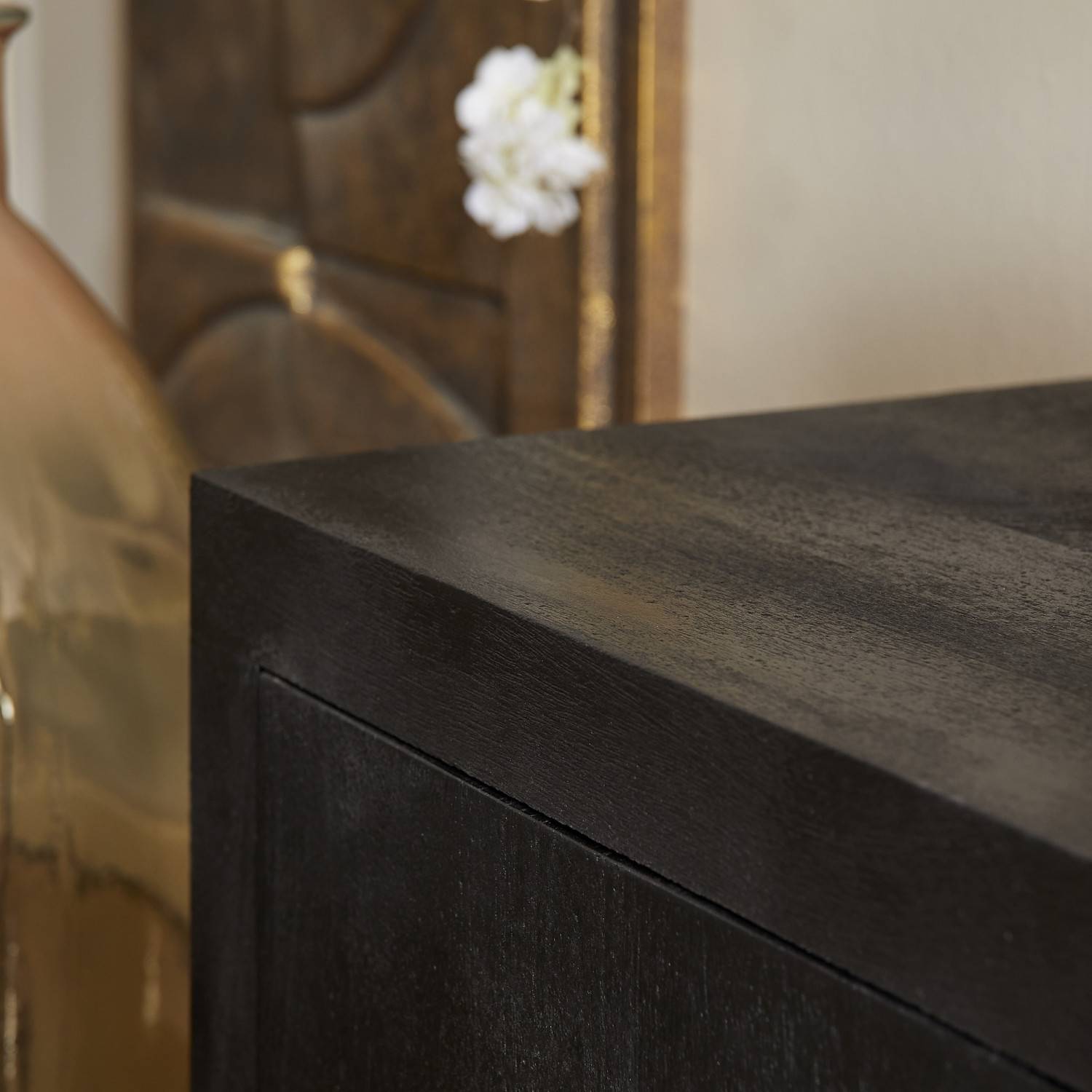 Eckdetail des schwarzen Massivholz TV-Lowboards – Trapper