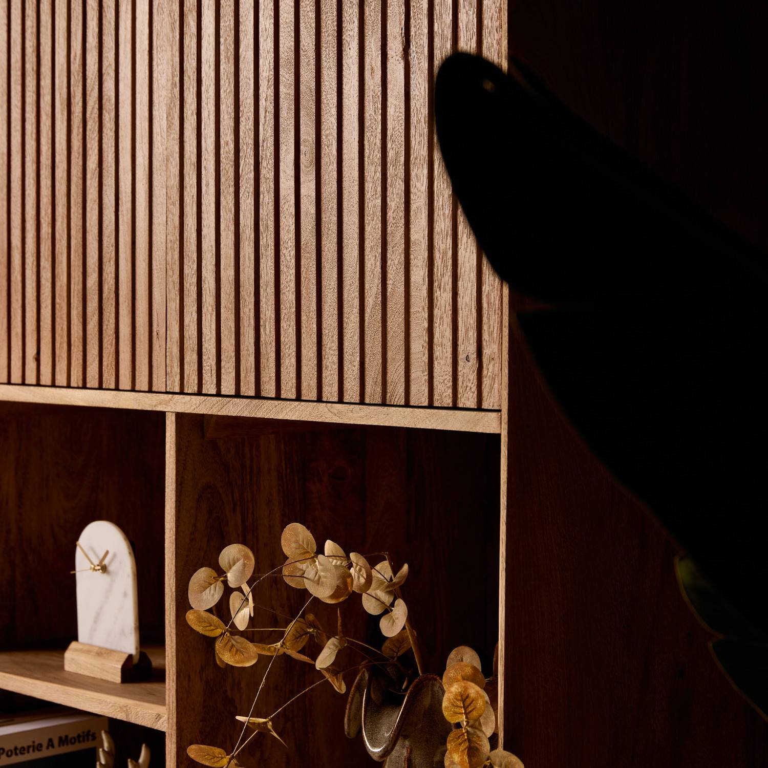 Detailansicht der offenen Fächer des Mangoholz Bücherregals mit feiner Holzmaserung – Kojas