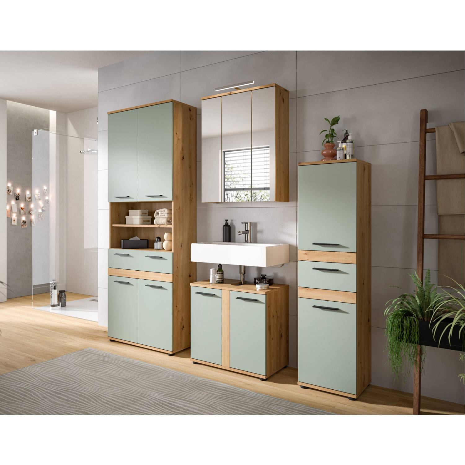 Hoher Badschrank mit vier Türen und offener Nische in einem modernen Badezimmerambiente – Luzanos