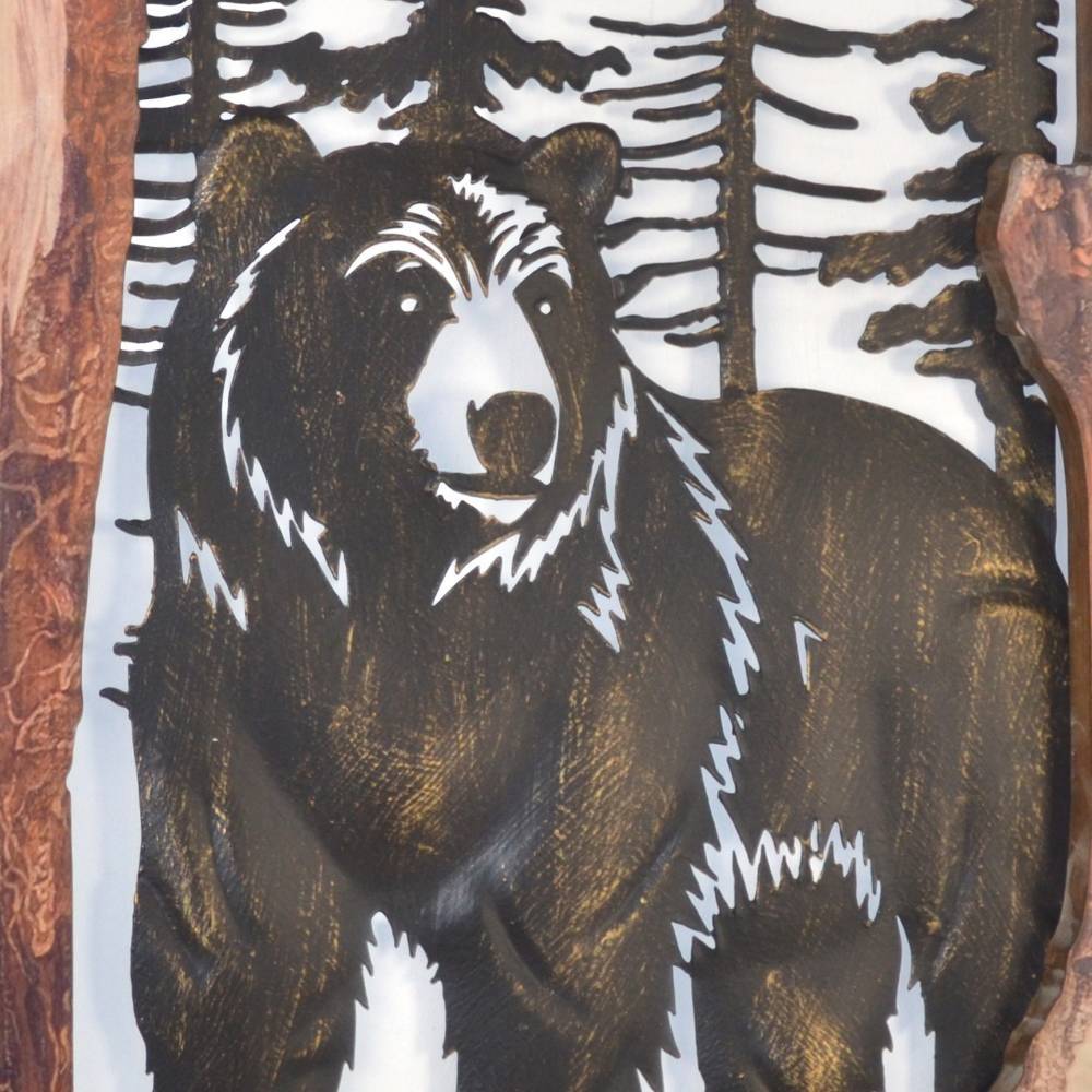 Wandbild mit Bärenschnitt und Waldmotiv, goldbraun glänzende Metalloptik für Wandschmuck – Tilli