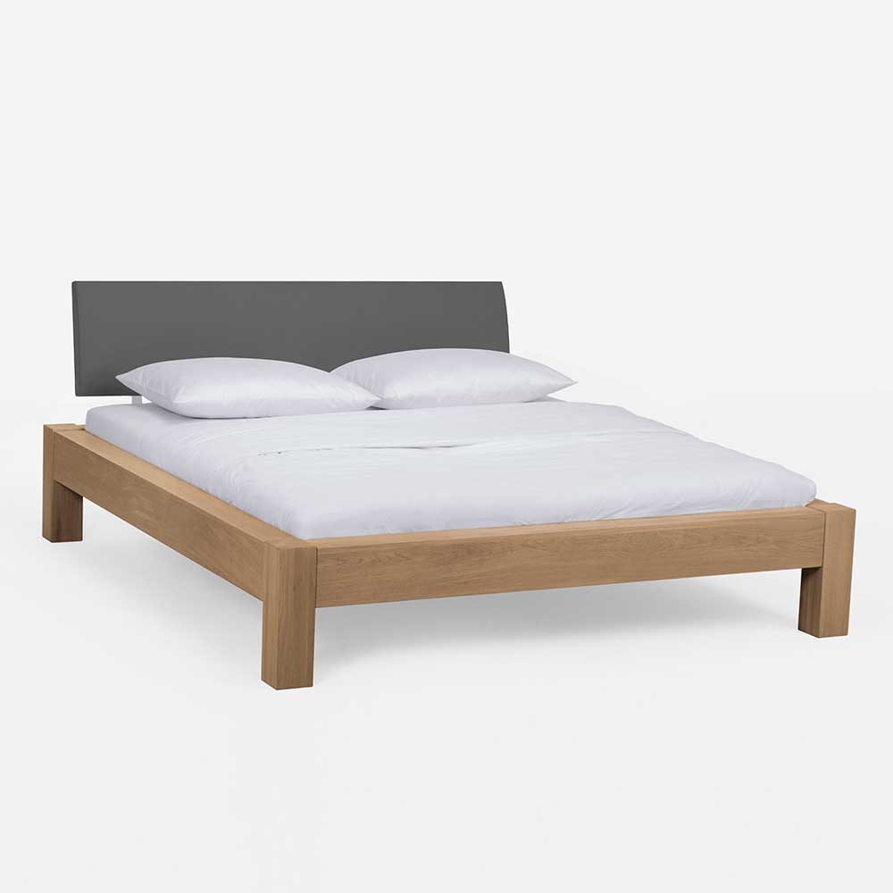 Überlängen-Bett aus Wildeiche Massivholz mit zwei ...