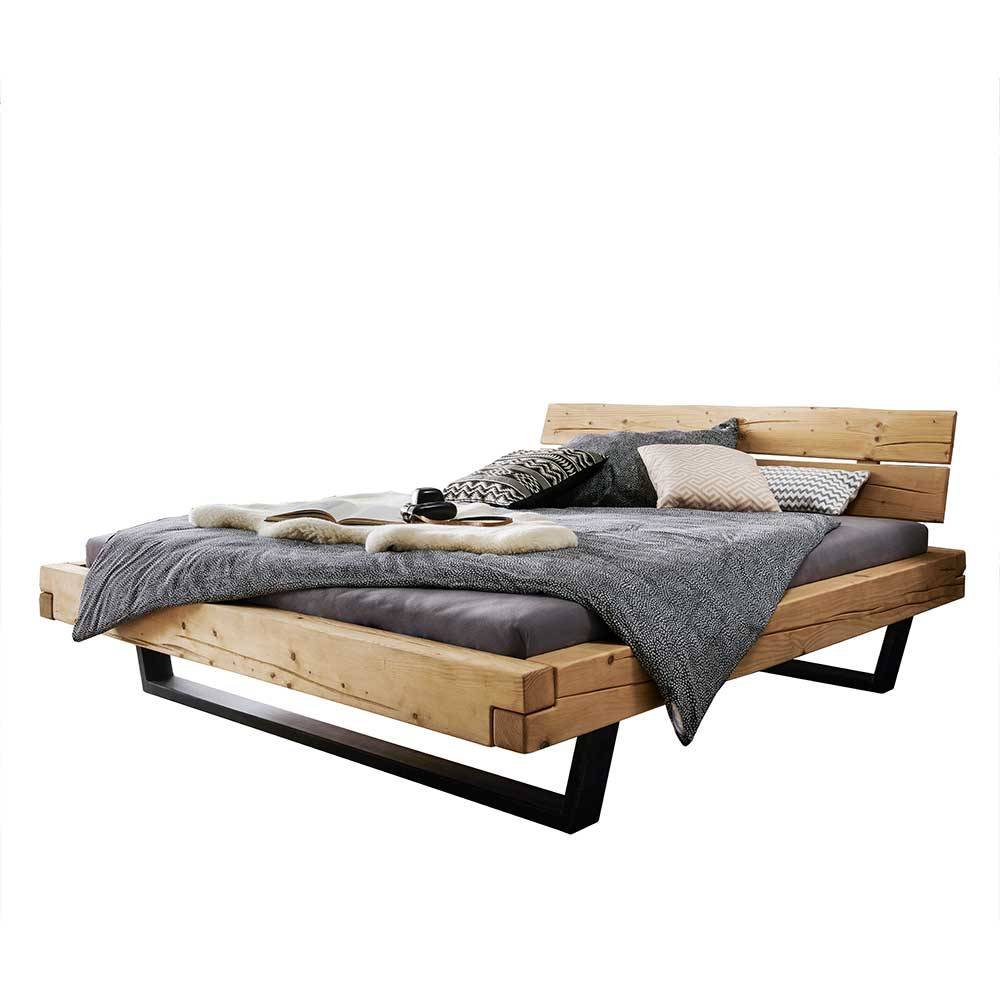 Balkenbett mit Bügelfüßen im rustikalen Stil aus Fichte Natur & Metall Schwarz Teresina