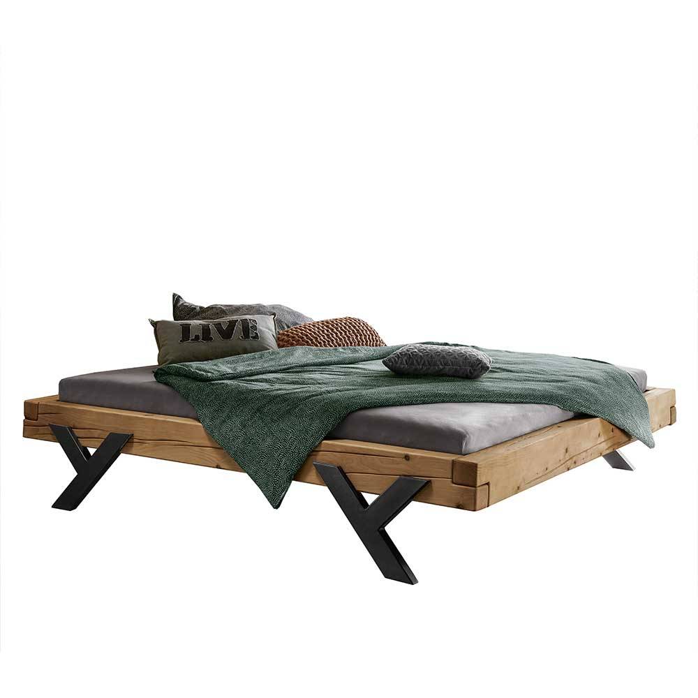 Balkenbett ohne Kopfteil aus Fichtenholz mit schwarzen Metallbeinen Minea
