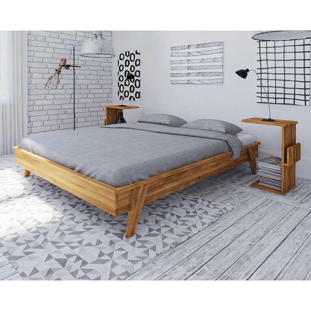 Bett in Übergröße mit Nachttischen aus Wildeiche Massivholz Hardus
