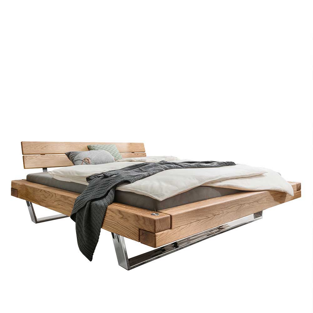 Doppelbett aus Holzbalken Wildeiche massiv mit glänzenden Edelstahl-Kufen Presto