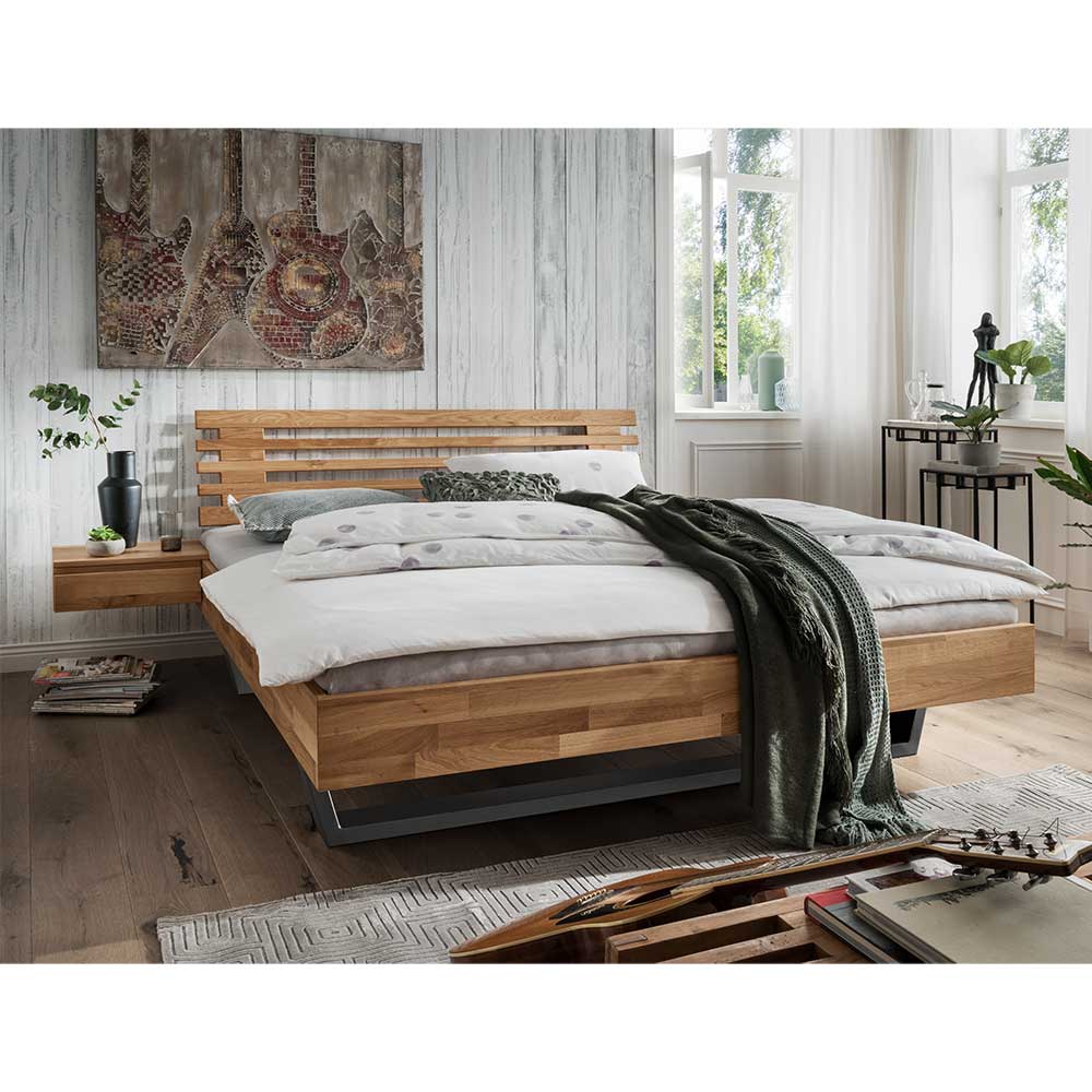 Doppelbett mit Hänge-Nachttischen aus Wildeiche massiv Esvilda
